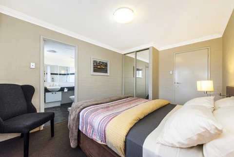 Subiaco Village 18 - Hotel QLD 13