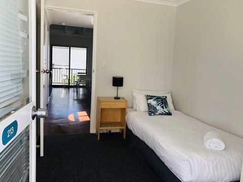 West Beach Lagoon 213 - Corner Unit! - Hotel QLD 5