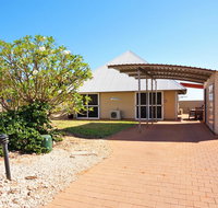 Osprey Holiday Village Unit 104 - Luxury spa bath with a view - Hotel QLD