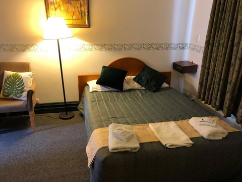 The Palace Hotel - Hotel QLD 4