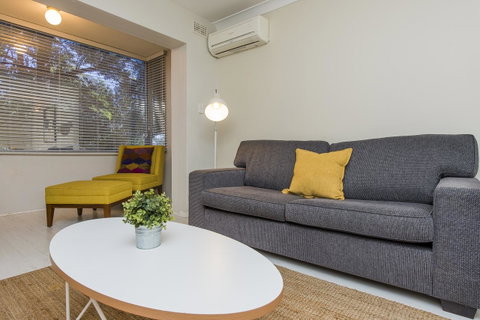 Townshend Rd - Hotel QLD 3