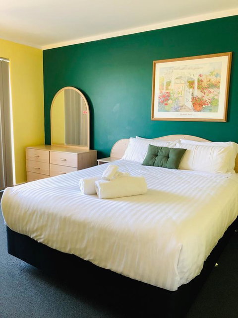West Beach Lagoon 109 â€“ Amazing Location! - Hotel QLD 5