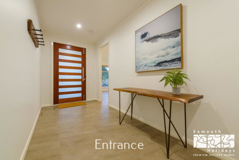 20 Madaffari Drive - Hotel QLD 1