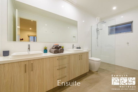 20 Madaffari Drive - Hotel QLD 9