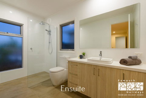 20 Madaffari Drive - Hotel QLD 12
