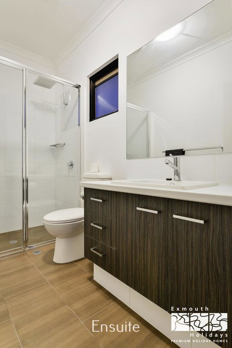 8 Kestrel Place - PRIVATE JETTY & POOL - Hotel QLD 8