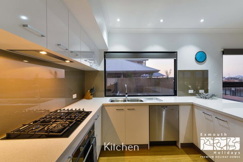 8 Kestrel Place - PRIVATE JETTY & POOL - Hotel QLD 5