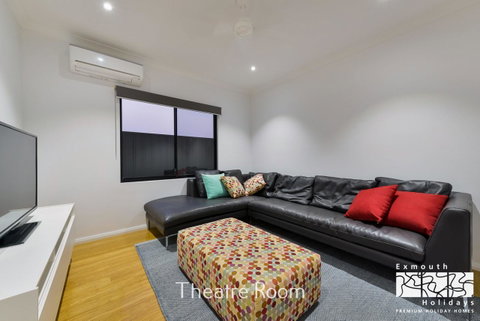 8 Kestrel Place - PRIVATE JETTY & POOL - Hotel QLD 6