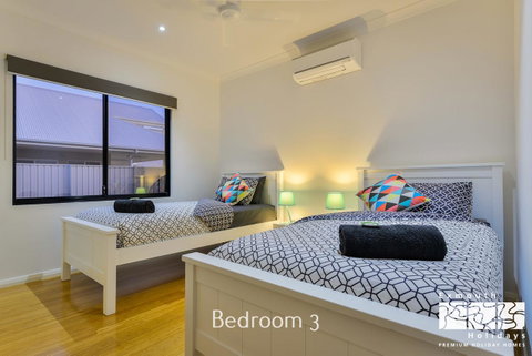 8 Kestrel Place - PRIVATE JETTY & POOL - Hotel QLD 11