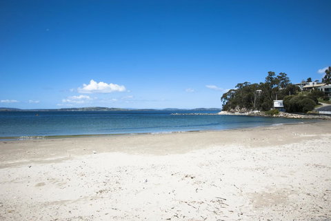 On The Beach Waterfront Apartment - Hotel QLD 16