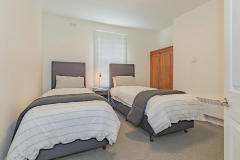 4 Bedroom House - Hobart CBD - Free Parking - Free WIFI - Hotel QLD 3
