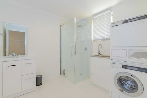 4 Bedroom House - Hobart CBD - Free Parking - Free WIFI - Hotel QLD 4