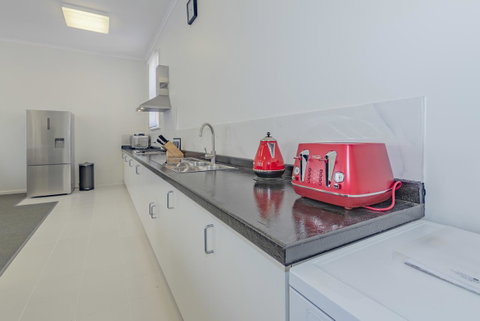 4 Bedroom House - Hobart CBD - Free Parking - Free WIFI - Hotel QLD 2