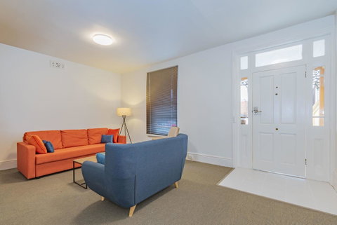 4 Bedroom House - Hobart CBD - Free Parking - Free WIFI - Hotel QLD 10