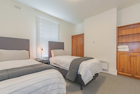 4 Bedroom House - Hobart CBD - Free Parking - Free WIFI - Hotel QLD 1