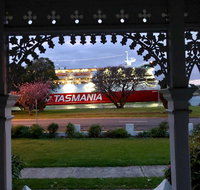 Riverbank villa - 4 bedroom house villa - Hotel QLD