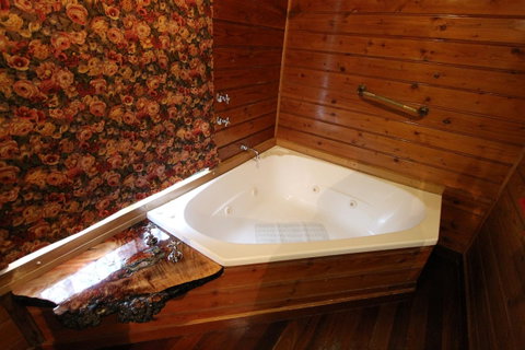Kerrellie Cottages 2, 4 & 8 Reid Street - Hotel QLD 11