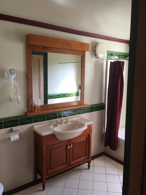 Kerrellie Cottages 2, 4 & 8 Reid Street - Hotel QLD 18