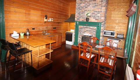 Kerrellie Cottages 2, 4 & 8 Reid Street - Hotel QLD 9