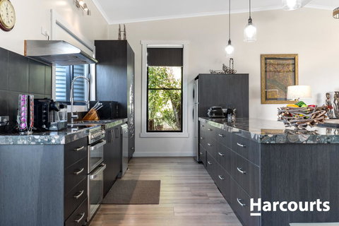 The WeareHouse In Deloraine - Hotel QLD 6