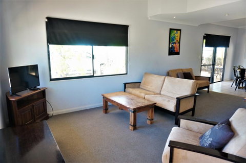 Ningaloo Breeze Villa 10 - 3 Bedroom Fully Self-Contained Disabled-Friendly Accommodation - Hotel QLD 2