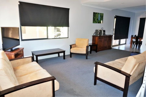 Ningaloo Breeze Villa 2 - 3 Bedroom Fully Self-Contained Holiday Accommodation - Hotel QLD 2
