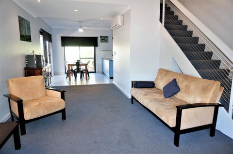 Ningaloo Breeze Villa 2 - 3 Bedroom Fully Self-Contained Holiday Accommodation - Hotel QLD 3