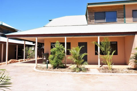 Ningaloo Breeze Villa 2 - 3 Bedroom Fully Self-Contained Holiday Accommodation - Hotel QLD 0