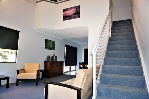 Ningaloo Breeze Villa 2 - 3 Bedroom Fully Self-Contained Holiday Accommodation - Hotel QLD 1