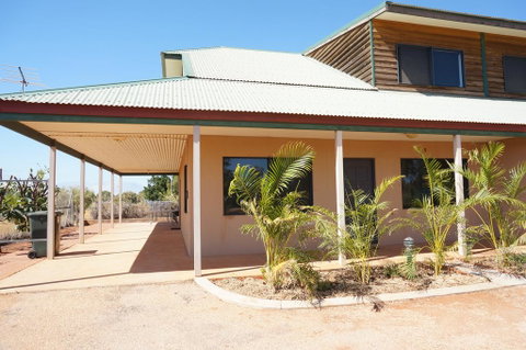 Ningaloo Breeze Villa 6 - 3 Bedroom Fully Self-Contained Holiday Accommodation - Hotel QLD 0