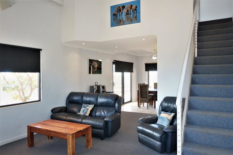 Ningaloo Breeze Villa 6 - 3 Bedroom Fully Self-Contained Holiday Accommodation - Hotel QLD 1