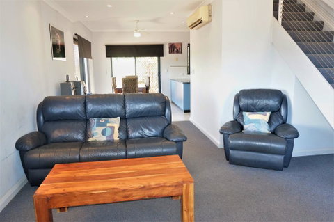 Ningaloo Breeze Villa 6 - 3 Bedroom Fully Self-Contained Holiday Accommodation - Hotel QLD 2