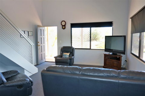 Ningaloo Breeze Villa 6 - 3 Bedroom Fully Self-Contained Holiday Accommodation - Hotel QLD 3