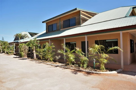 Ningaloo Breeze Villa 7 - 3 Bedroom Fully Self-Contained Holiday Accommodation - Hotel QLD 0