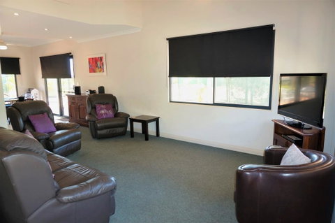 Ningaloo Breeze Villa 7 - 3 Bedroom Fully Self-Contained Holiday Accommodation - Hotel QLD 3