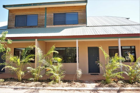 Ningaloo Breeze Villa 7 - 3 Bedroom Fully Self-Contained Holiday Accommodation - Hotel QLD 1