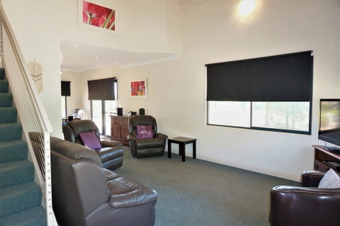 Ningaloo Breeze Villa 7 - 3 Bedroom Fully Self-Contained Holiday Accommodation - Hotel QLD 2