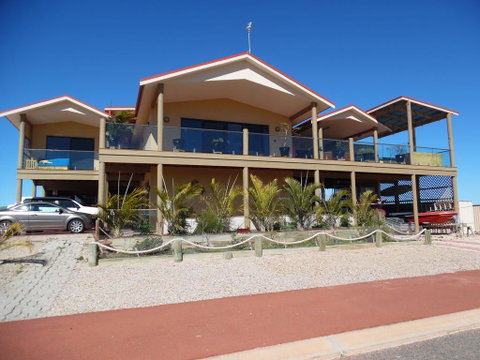 On The Deck @ Shark Bay - Hotel QLD 3
