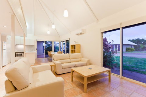 Osprey Holiday Village Unit 105 - Tranquil 3 Bedroom Holiday Villa With A Pool In The Complex - Hotel QLD 3