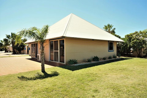 Osprey Holiday Village Unit 114 - Gorgeous 3 Bedroom Holiday Villa With A Pool In The Complex - Hotel QLD 1