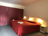 Outback Quarters- Motel Hay