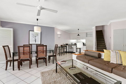 Poolside Apt. In Alamanda Beachfront Resort (67) - Hotel QLD 2