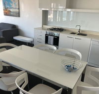 Q1 1 Bedroom apartment on 30th floor - Hotel QLD