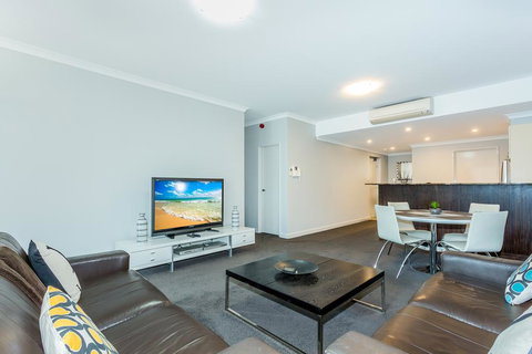 Rockingham Beachfront Apartment - Hotel QLD 3