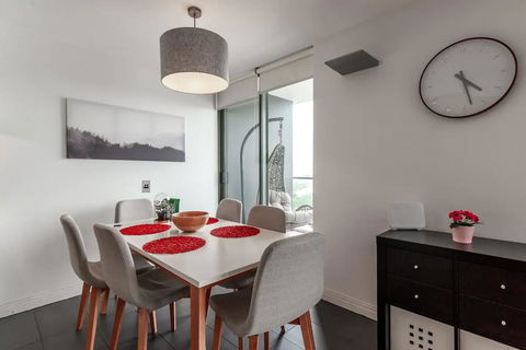 Spacious 2 Bedroom Flat In Wolli Creek - Hotel QLD 2