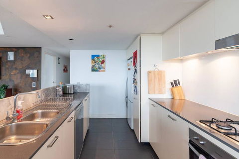 Spacious 2 Bedroom Flat In Wolli Creek - Hotel QLD 1