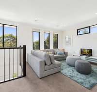 Spacious 4-Bed House with Parking and Backyard - Hotel QLD