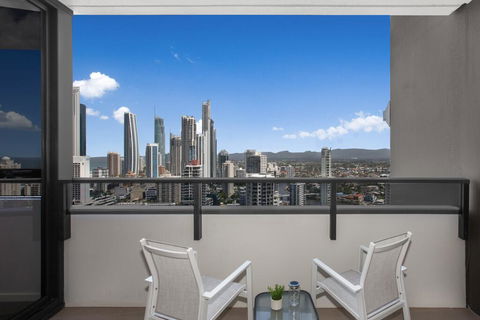 Spacious And Artfully Designed Apartment In Surfers - Hotel QLD 1