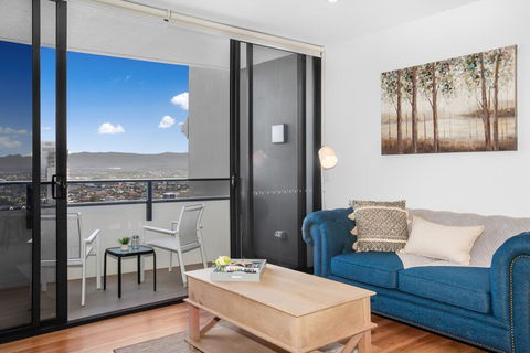 Spacious And Artfully Designed Apartment In Surfers - Hotel QLD 3
