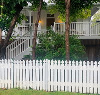 Stranded in Oz Stay in Relaxing Environment FREE WIFI NETFLIX POOL AIR CON - Hotel QLD